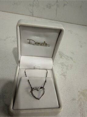 Daniel’s jewelers 925 Sterling silver open heart pendant necklace with box